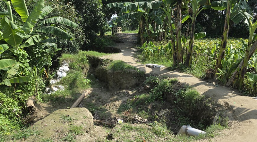 রাস্তা ভেঙে বিরাট গর্ত, চলাচলে মহাদুর্ভোগ