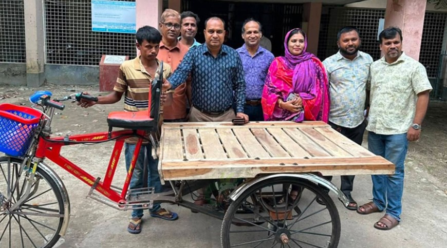 অসহায় পরিবারকে ইউএনওর নতুন ভ্যান উপহার