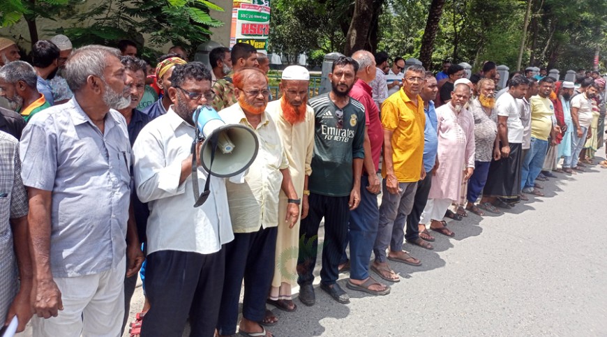যশোরে আটক রিকশা ফেরত ও বৈধতা চেয়ে শ্রমিকদের মানববন্ধন