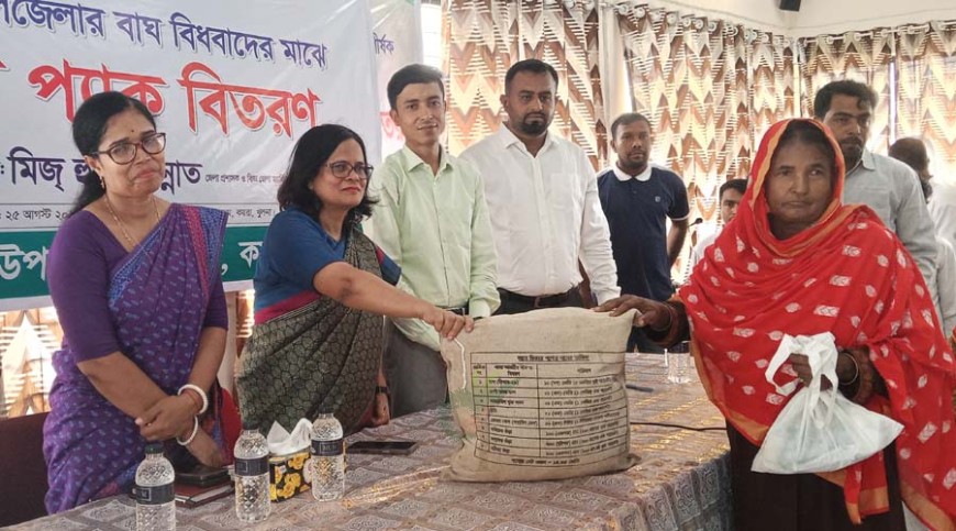 কয়রায় ‘বাঘ বিধবাদের’ মাঝে ফুড প্যাক বিতরণ
