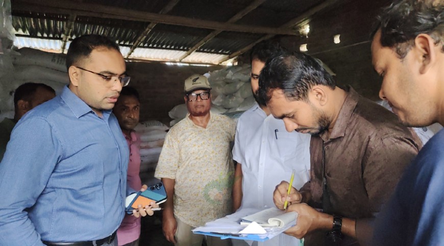 চৌগাছায় সাড়ে ১৩ হাজার কেজি অবৈধ সার জব্দ, ব্যবসায়ীকে জরিমানা