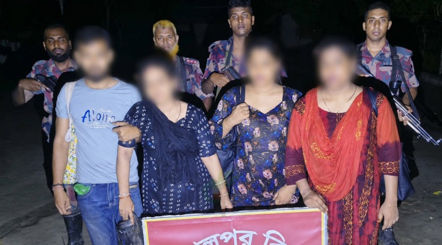 অবৈধভাবে ভারতে যাওয়ার সময় চারজন আটক