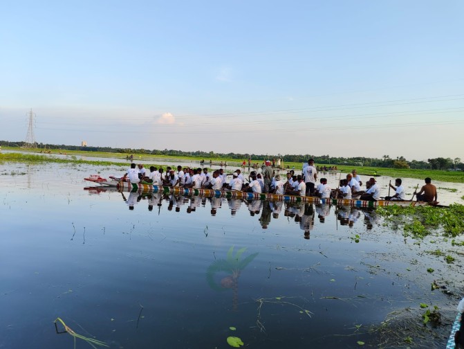 কুষ্টিয়ার বিলে নৌকাবাইচ প্রতিযোগিতায় মানুষের ঢল