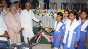 ক্ষুদ্র নৃ-গোষ্ঠীর শিক্ষার্থী নারীদের মাঝে নগদ অর্থসহ উপকরণ প্রদান