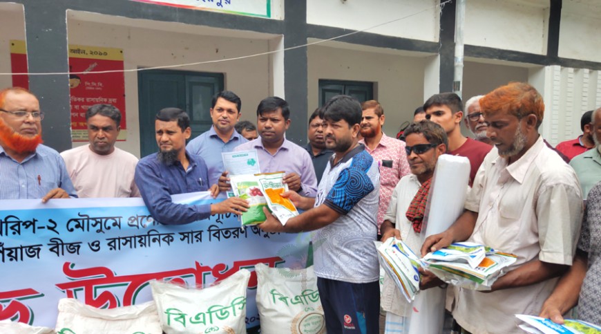 গাংনীতে আট হাজার কৃষকের মাঝে বিনামূল্যে সার ও পেঁয়াজ বীজ বিতরণ