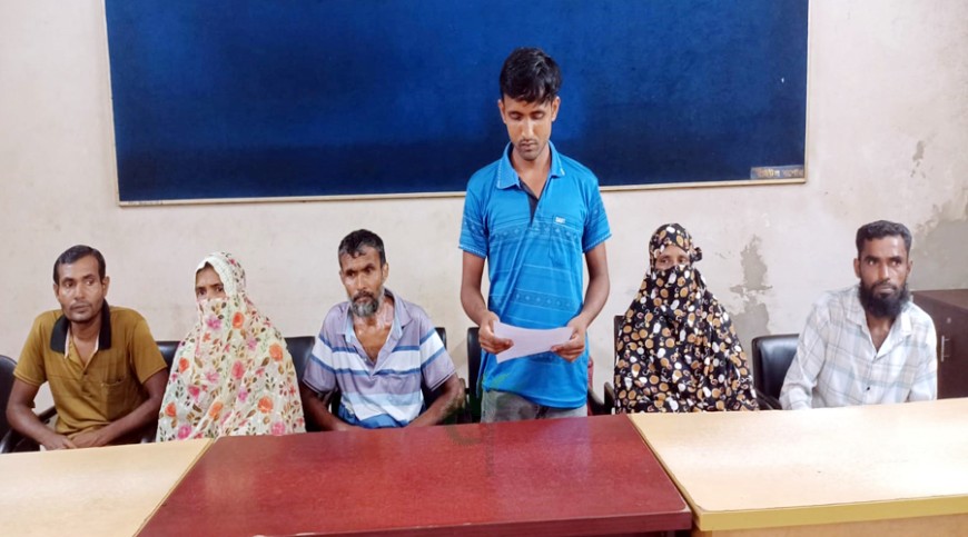 যশোরে পৈতৃক ভিটা থেকে উচ্ছেদ চেষ্টার অভিযোগে, সংবাদ সম্মেলন