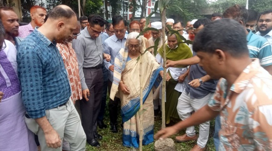 যশোরে হাসপাতাল চত্বরে বৃক্ষরোপণ কর্মসূচির উদ্বোধন