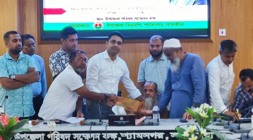 শ্যামনগরে সমাজকল্যাণ মন্ত্রণালয়ের অনুদানের চেক বিতরণ