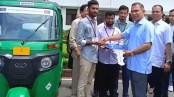 প্রধানমন্ত্রীর কাছ থেকে উপহার পেলেন লোহাগড়ার সেই আজিজুর