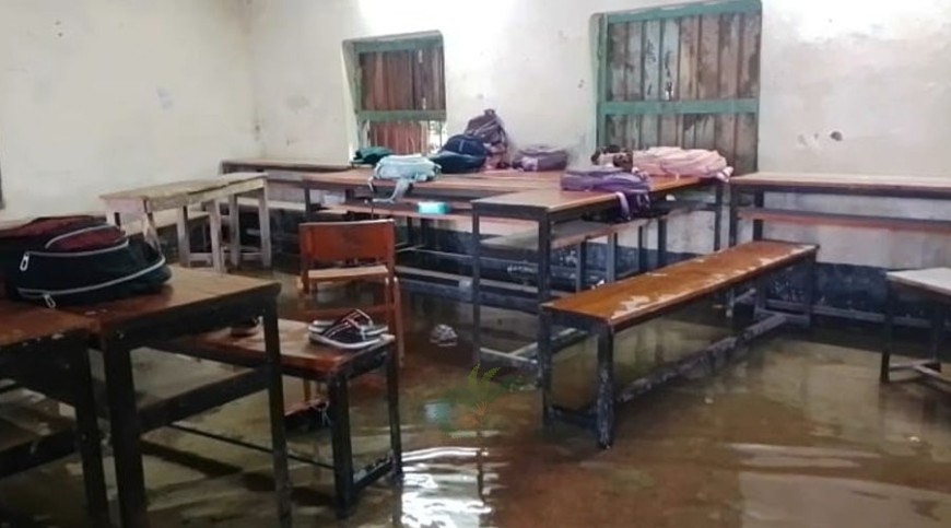 শ্রেণিকক্ষে হাঁটুপানিতে ব্যাহত পাঠদান, মাঠ ডুবে থাকে ছয় মাস