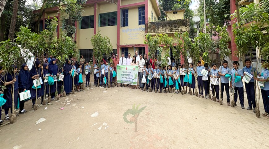 সাতক্ষীরা সাংবাদিক কেন্দ্রেরে উদ্যোগে গাছের চারা ও শিক্ষা উপকরণ প্রদান