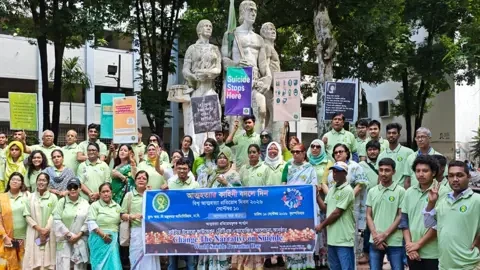 আত্মহত্যা প্রতিরোধে বদলাতে হবে দৃষ্টিভঙ্গি