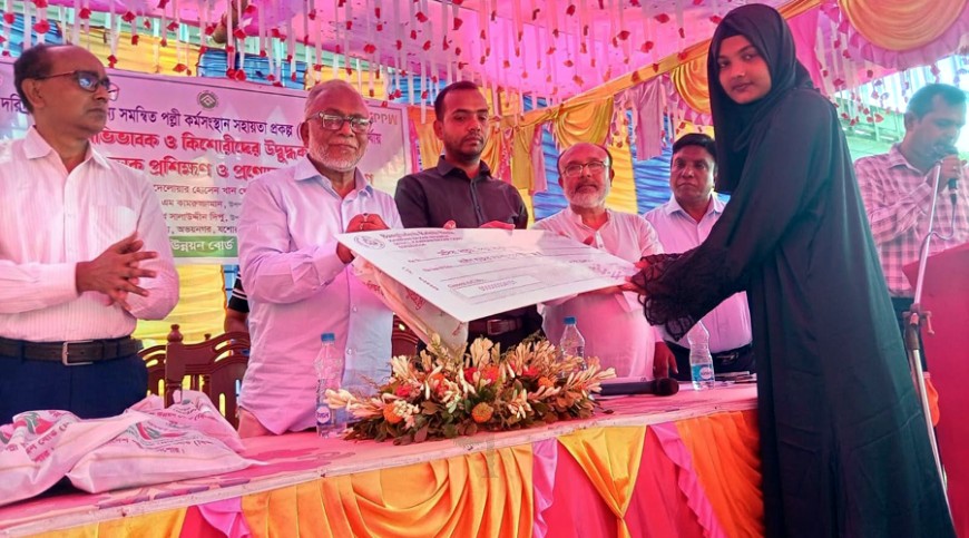 অভয়নগরে কিশোরীদের মধ্যে চেক ও উপকরণ বিতরণ