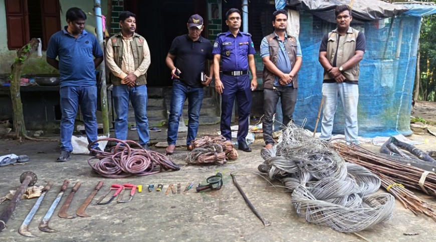 লোহাগড়ায় চোরাই তার ও অস্ত্র উদ্ধার, আটক ১