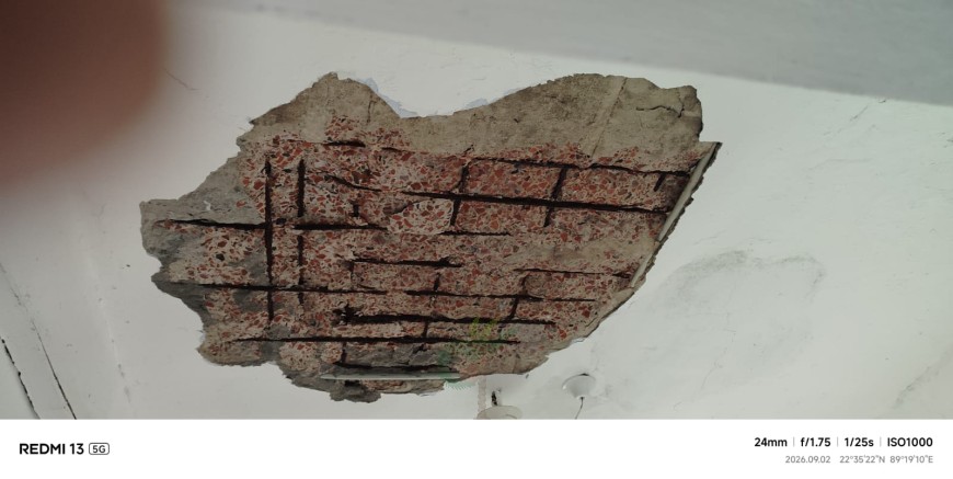 পাইকগাছা চৌকি কোর্টের ছাদ ধসে আতঙ্ক; বিচার কার্যক্রমে ঝুঁকি