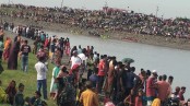 সাতক্ষীরায় নৌকা বাইচ দেখতে নদীর কূলে জনারণ্য