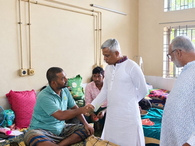 সাংবাদিক মনিরুজ্জামানের শয্যাপাশে প্রতিমন্ত্রী অমিত