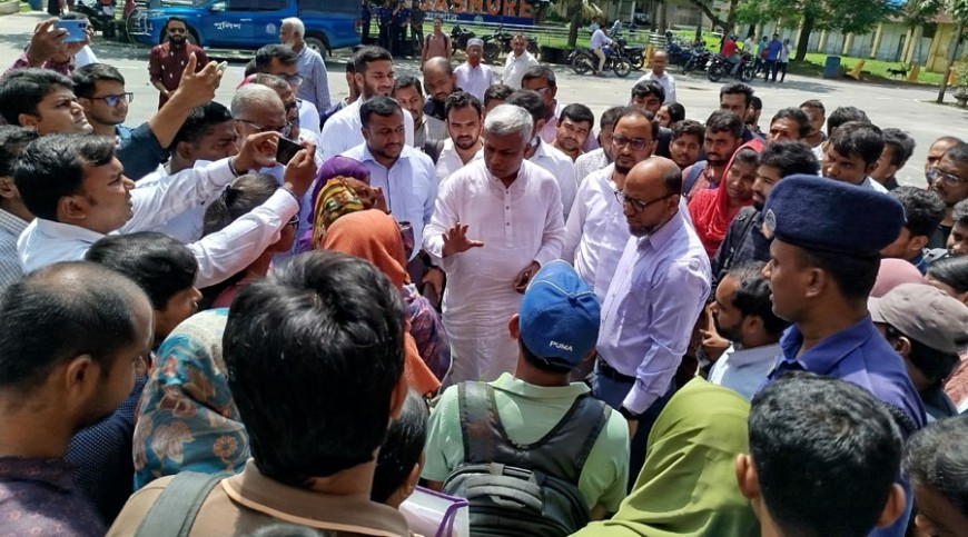 প্রতিমন্ত্রীকে ঘিরে ধরলেন প্রাইমারি শিক্ষক পদে ‘নিয়োগবঞ্চিতরা’