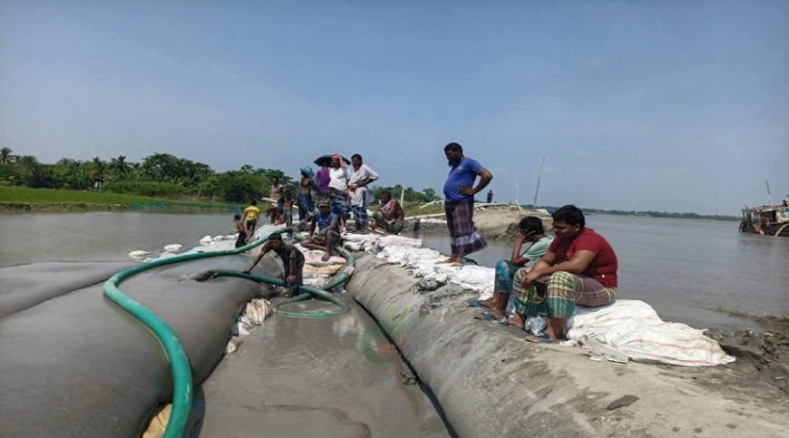 স্বেচ্ছাশ্রমে বাঁধ সংস্কার, বাঁচলো জনপদ