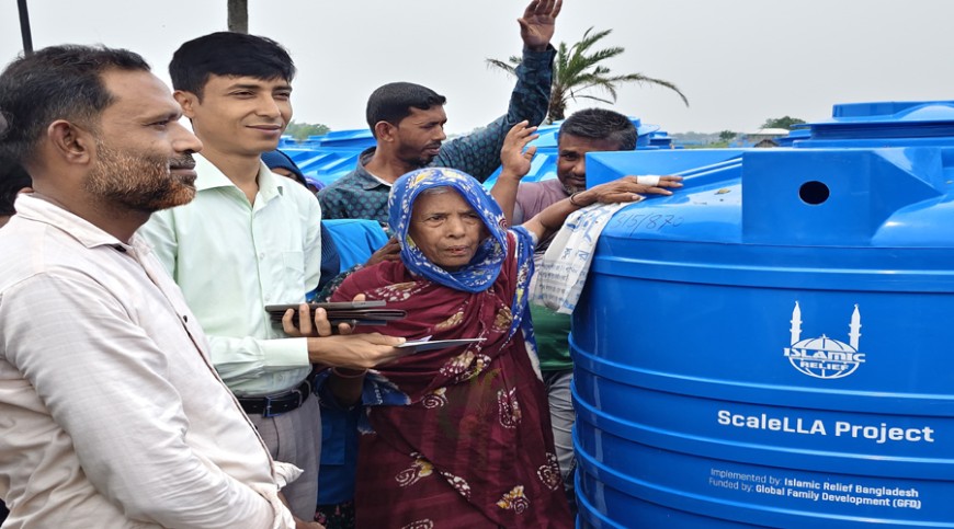 সুপেয় পানির সংকট মোকাবিলায় কয়রায় ৪০০ ট্যাংক বিতরণ