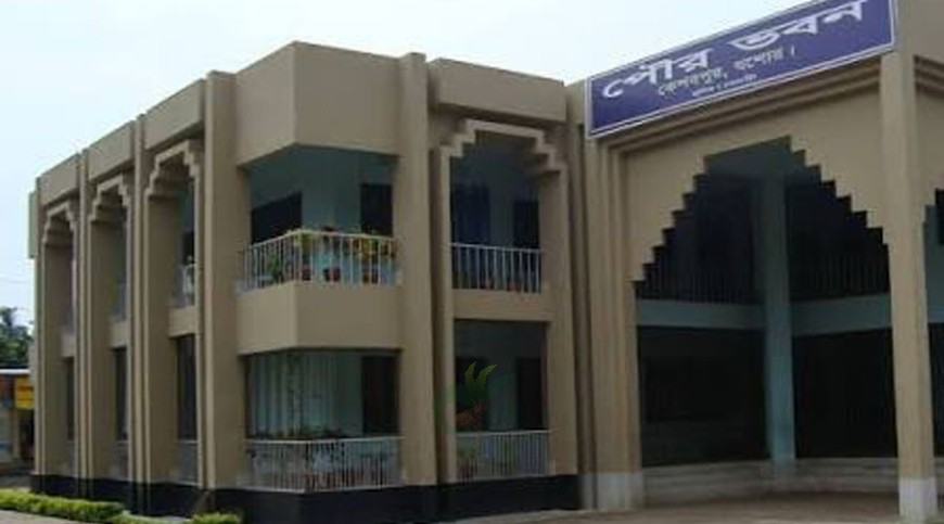 প্রশাসনের নির্দেশ অমান্য করে নায়েবের ভবন নির্মাণ!