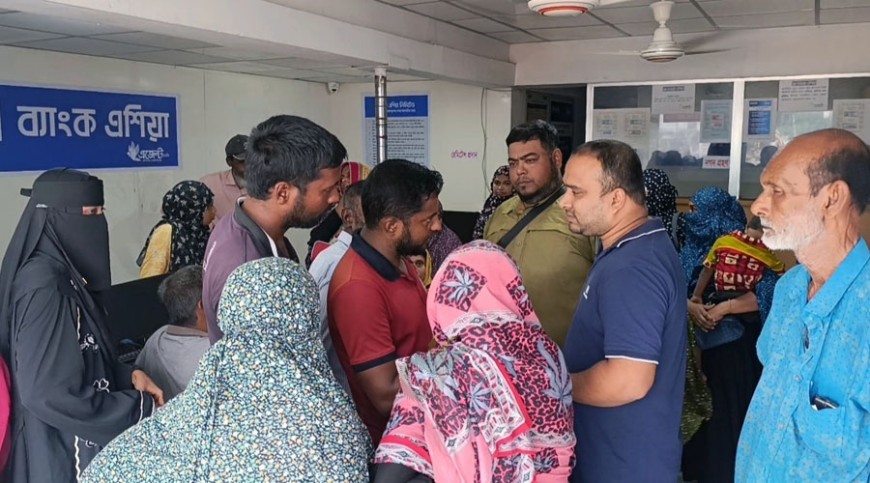 ফ্যামিলি কার্ডের নামে মাইকিংয়ে কম্পিউটার দোকানে শত শত নারী