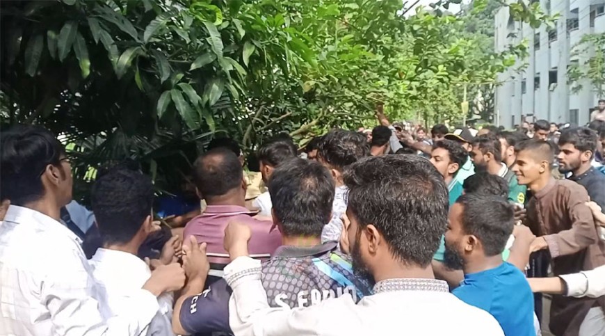 ইবিতে শিবির নেতাকে চড়, ছাত্রদলের সঙ্গে উত্তেজনা