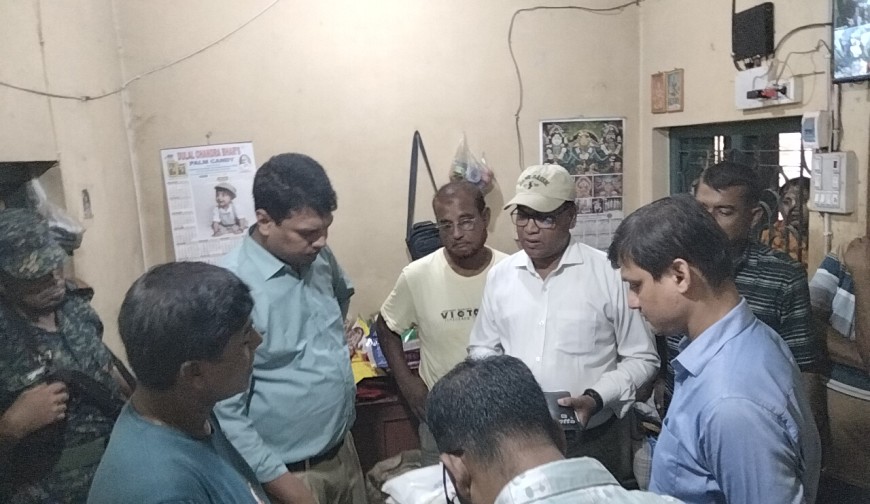 পাইকগাছায় দুই প্রতিষ্ঠানকে জরিমানা